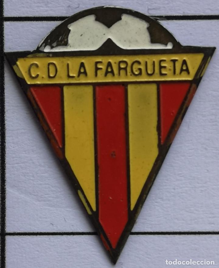 Collectionnisme sportif: PIN FUTBOL - BARCELONA - SANT CUGAT DEL VALL&Egrave;S - CD LA FARGUETA