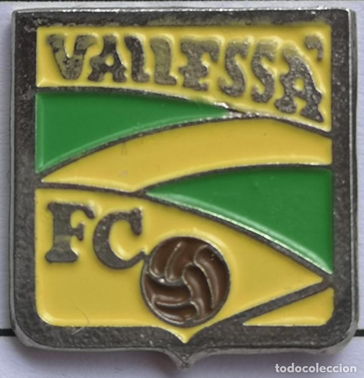Collectionnisme sportif: PIN FUTBOL - BARCELONA - SANT CUGAT DEL VALL&Egrave;S - VALLESS&Agrave; FC