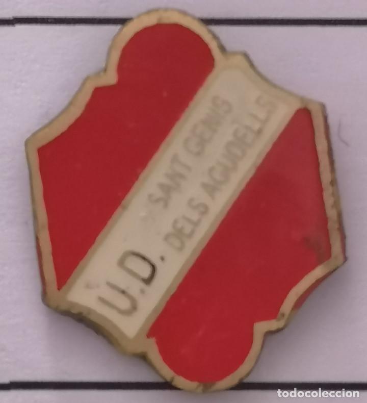 Collectionnisme sportif: PIN FUTBOL - BARCELONA - SANT GEN&Iacute;S DELS AGUDELLS - UD SANT GENIS DELS AGUDELLS
