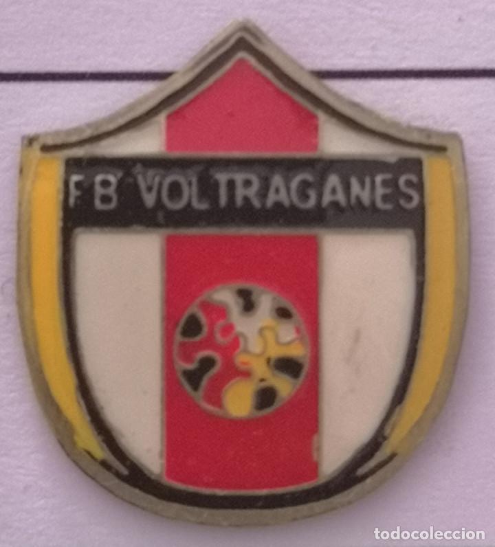 Collectionnisme sportif: PIN FUTBOL - BARCELONA - SANT HIP&Ograve;LIT DE VOLTREG&Agrave; - FB VOLTRAGANES