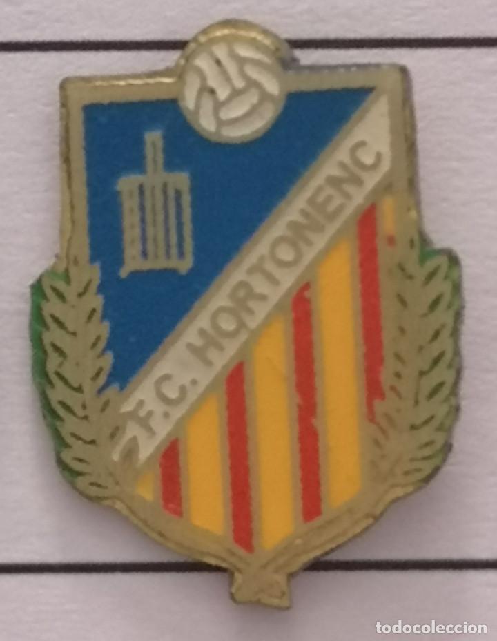 Collezionismo sportivo: PIN FUTBOL - BARCELONA - SANT LLOREN&Ccedil; D'HORTONS - FC HORTONENC