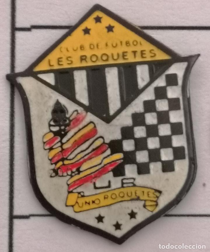 Collectionnisme sportif: PIN FUTBOL - BARCELONA - SANT PERE DE RIBES - CF LES ROQUETES UNIO ROQUETES