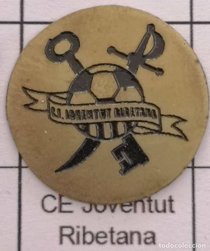 Collectionnisme sportif: PIN FUTBOL - BARCELONA - SANT PERE DE RIBES - JOVENTUT RIBETANA CF