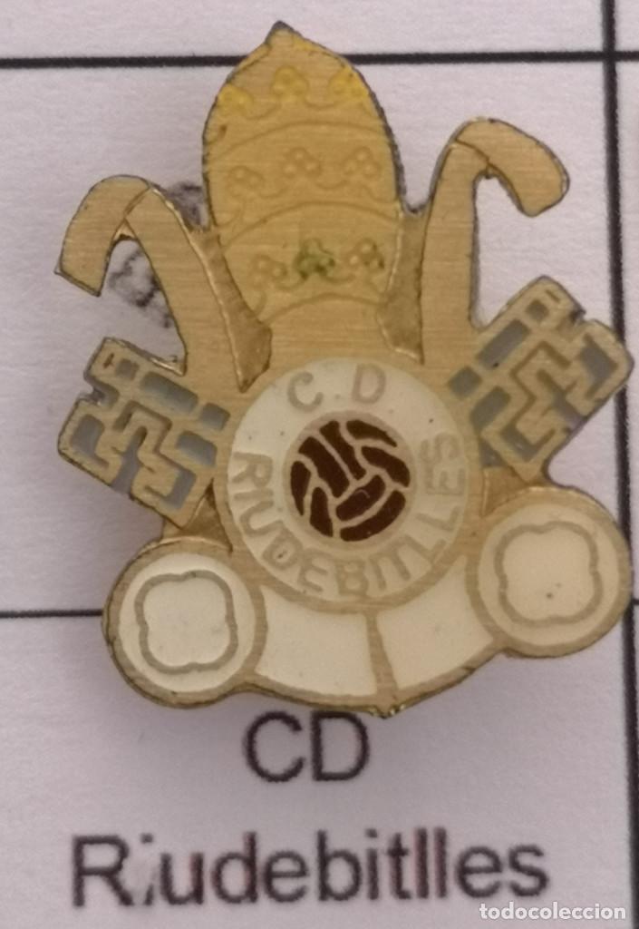 Collectionnisme sportif: PIN FUTBOL - BARCELONA - SANT PERE DE RIUDEBITLLES - CD RIUDEBITLLES - Aguja
