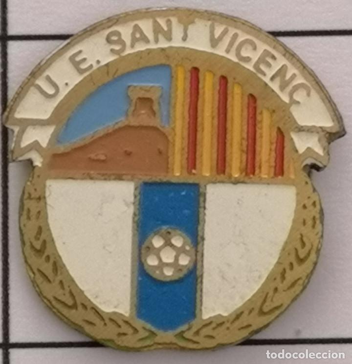 Sammelleidenschaft Sport: PIN FUTBOL - BARCELONA - SANT VICEN&Ccedil; DE TORELL&Oacute; - UE SANT VICEN&Ccedil;