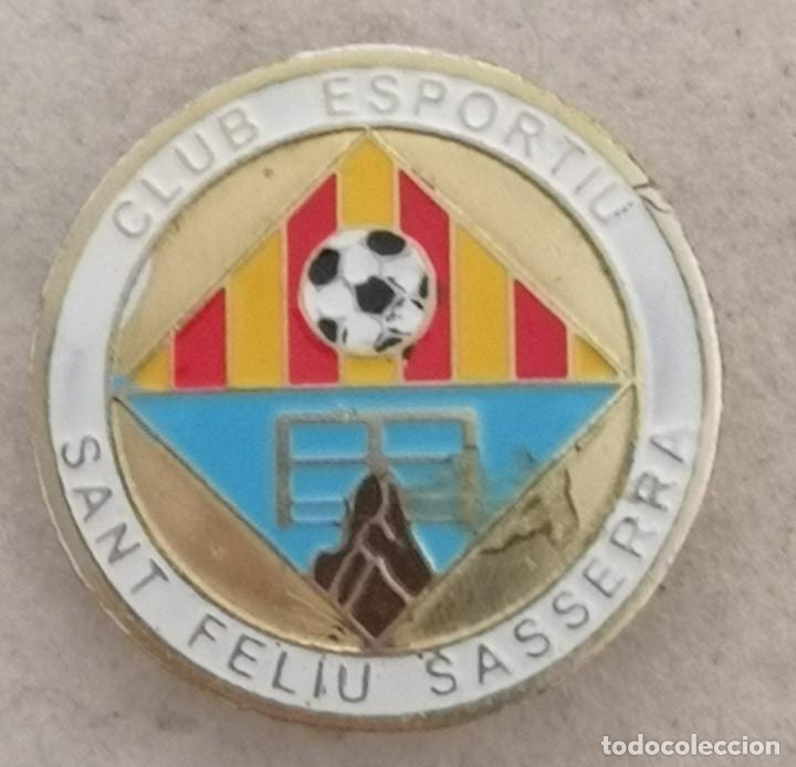 Sammelleidenschaft Sport: PIN FUTBOL - BARCELONA - SANT FELIU SASSERRA - CE SANT FELIU SASSERRA - Solapa