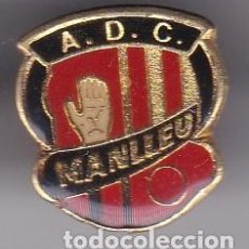 Coleccionismo deportivo: PIN DE FUTBOL DEL CLUB DEPORTIVO MANLLEU (FOOTBALL) BARCELONA