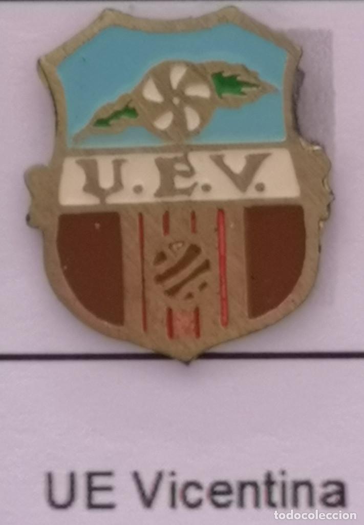 Sammelleidenschaft Sport: PIN FUTBOL - BARCELONA - SANT VICEN&Ccedil; DELS HORTS - UE VICENTINA