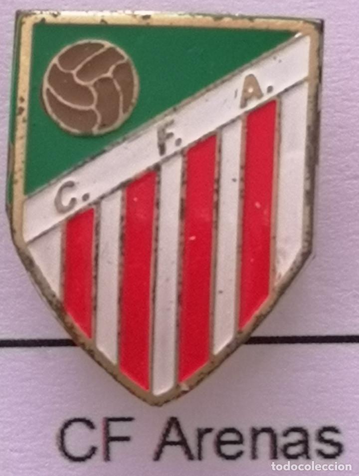 Sammelleidenschaft Sport: PIN FUTBOL - BARCELONA - SANTA COLOMA DE GRAMENET - CF ARENAS - Solapa