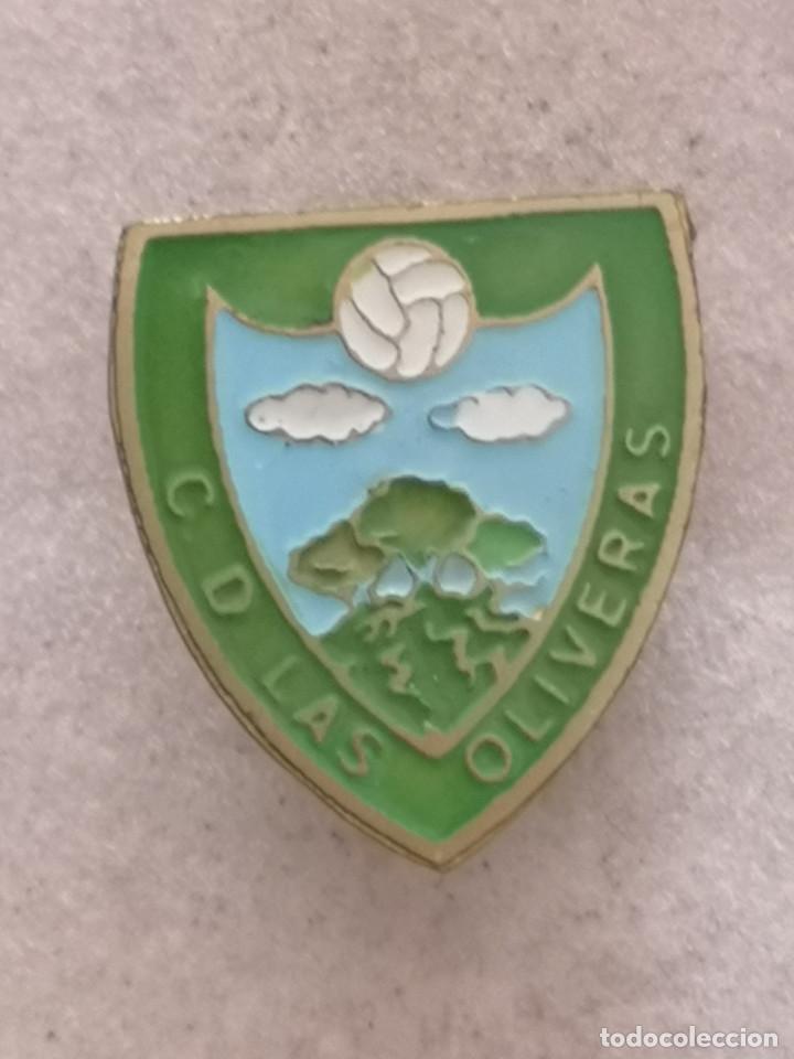 Sammelleidenschaft Sport: PIN FUTBOL - BARCELONA - SANTA COLOMA DE GRAMENET - CD LAS OLIVERAS - Aguja