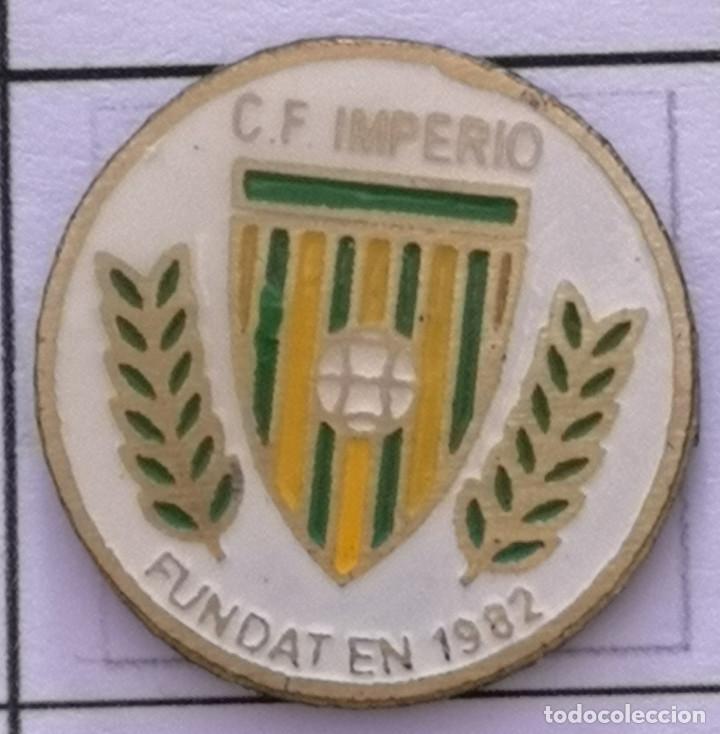 Sammelleidenschaft Sport: PIN FUTBOL - BARCELONA - SANTA COLOMA DE GRAMENET - CF IMPERIO