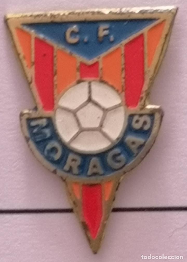 Sammelleidenschaft Sport: PIN FUTBOL - BARCELONA - SANTA COLOMA DE GRAMENET - CF MORAGAS