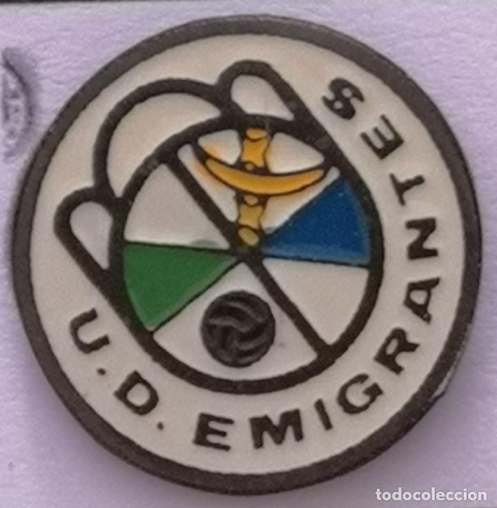 Sammelleidenschaft Sport: PIN FUTBOL - BARCELONA - SANTA COLOMA DE GRAMENET - UD EMIGRANTES