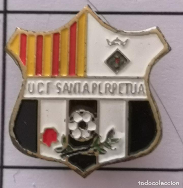 Sammelleidenschaft Sport: PIN FUTBOL - BARCELONA - SANTA PERPETUA DE MOGODA - UCF SANTA PERPETUA - Solapa