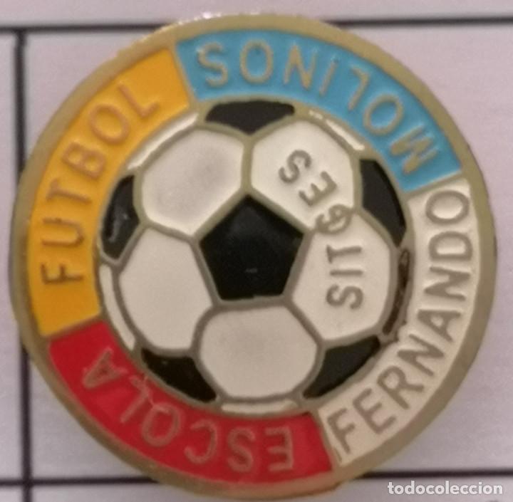 Collezionismo sportivo: PIN FUTBOL - BARCELONA - SITGES - ESCOLA FUTBOL FERNANDO MOLINOS - Solapa