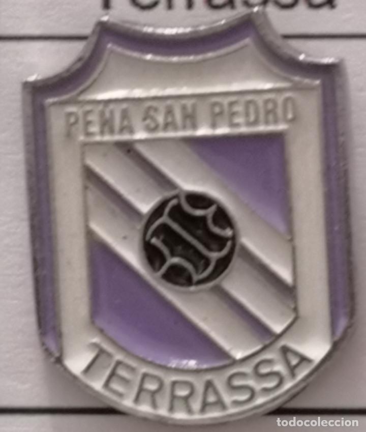 Collezionismo sportivo: PIN FUTBOL - BARCELONA - TERRASSA - PE&Ntilde;A SAN PEDRO