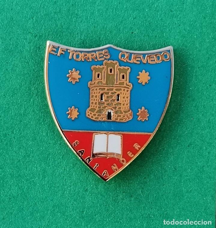 Coleccionismo deportivo: PIN DE F&Uacute;TBOL.... ESCUELA DE F&Uacute;TBOL TORRES QUEVEDO... SANTANDER CANTABRIA