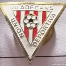 Coleccionismo deportivo: PIN FUTBOL - BARCELONA - VILADECANS - UD VILADECANS - SOLAPA. Lote 365803341
