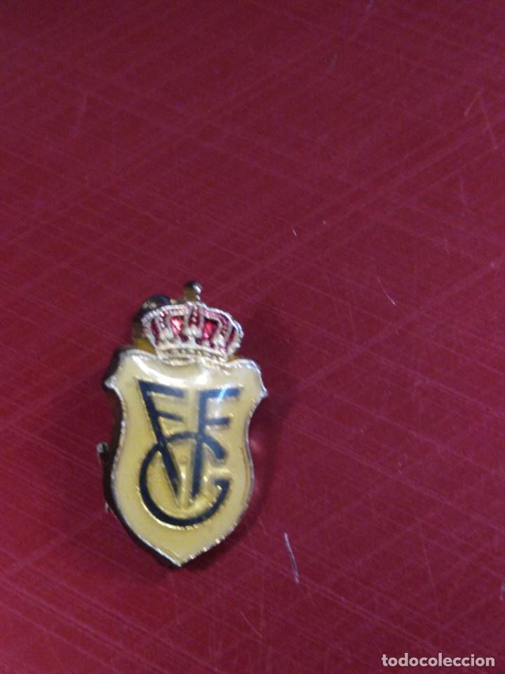 Coleccionismo deportivo: ANTIGUA INSIGNIA DE OJAL FEDERACION CASTELLANA DE FUTBOL