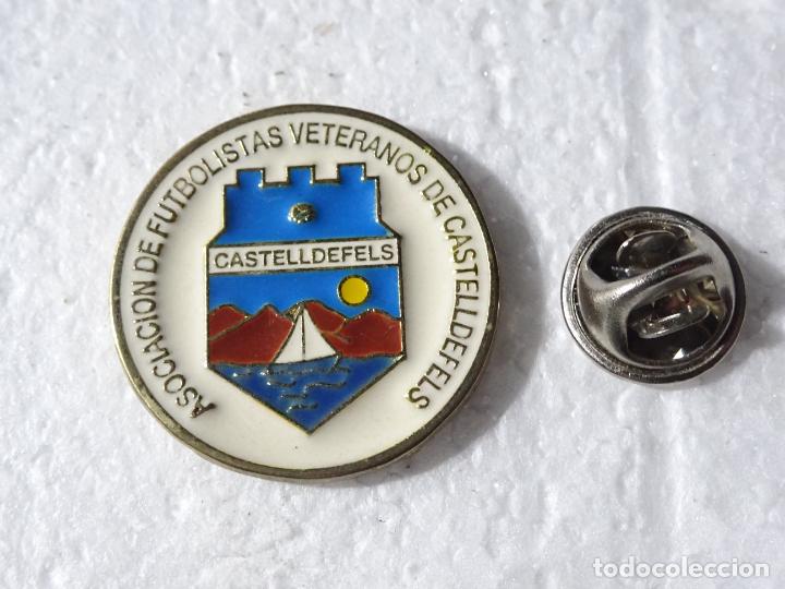 Collezionismo sportivo: PIN DE DEPORTES. ASOCIACI&Oacute;N DE FUTBOLISTAS VETERANOS DE CASTELLDEFELS, BARCELONA