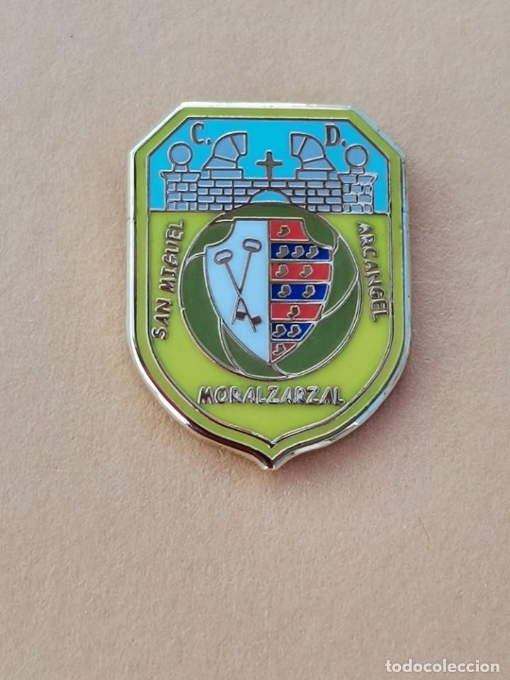 Coleccionismo deportivo: PIN DE F&Uacute;TBOL... CLUB DEPORTIVO SAN MIGUEL ARC&Aacute;NGEL MORALZARZAL... MADRID