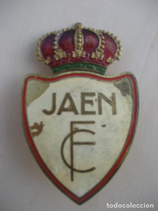 Collezionismo sportivo: JAEN F.C. ESCUDO EN CHAPA GRAN FORMATO. 10 X 6 CM.