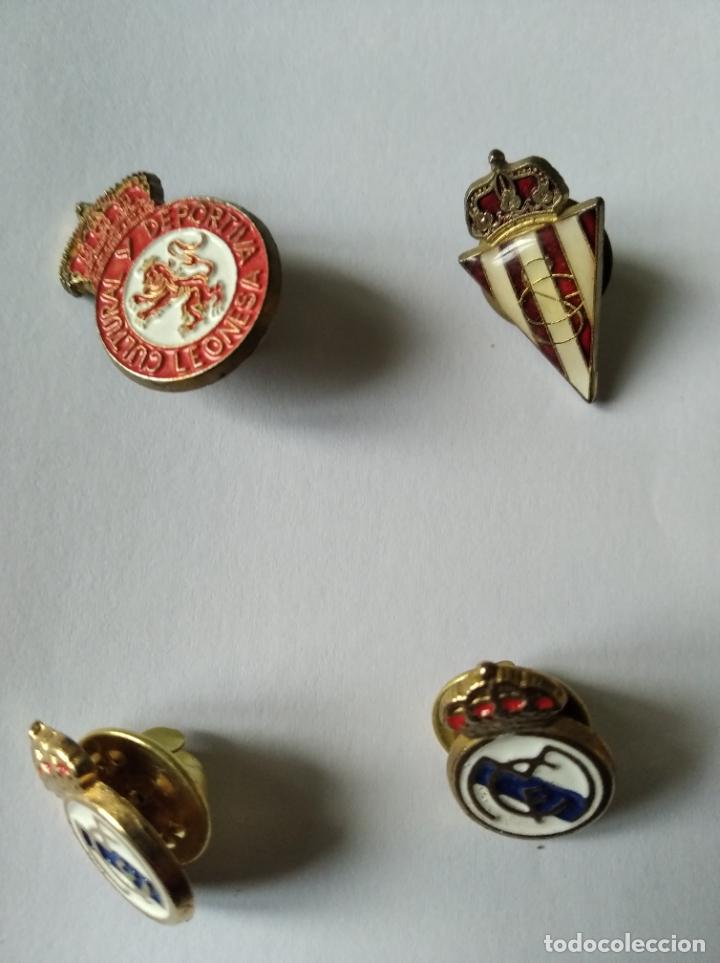 Sammelleidenschaft Sport: LOTE DE 4 PINS ESCUDOS FUTBOL, SPORTING DE GIJON, CULTURAL LEONESA Y REAL MADRID
