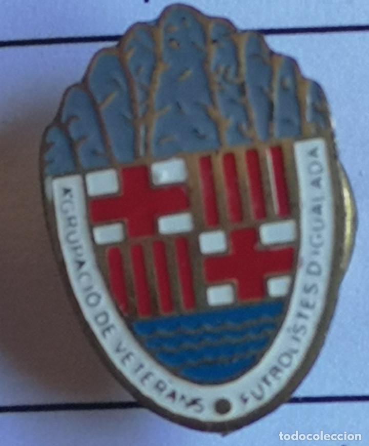 Sammelleidenschaft Sport: PIN FUTBOL - BARCELONA - AGRUPACI&Oacute; DE VETERANS FUTBOLISTES D'IGUALADA - Solapa