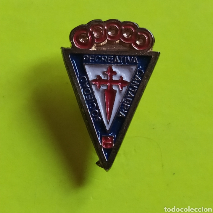 Coleccionismo deportivo: PINS DE F&Uacute;TBOL S. R. C&Aacute;NTABRA. LA RIOJA