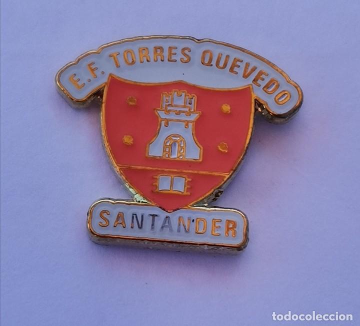 Coleccionismo deportivo: PIN DE F&Uacute;TBOL... ESCUELA DE F&Uacute;TBOL TORRES QUEVEDO... SAN