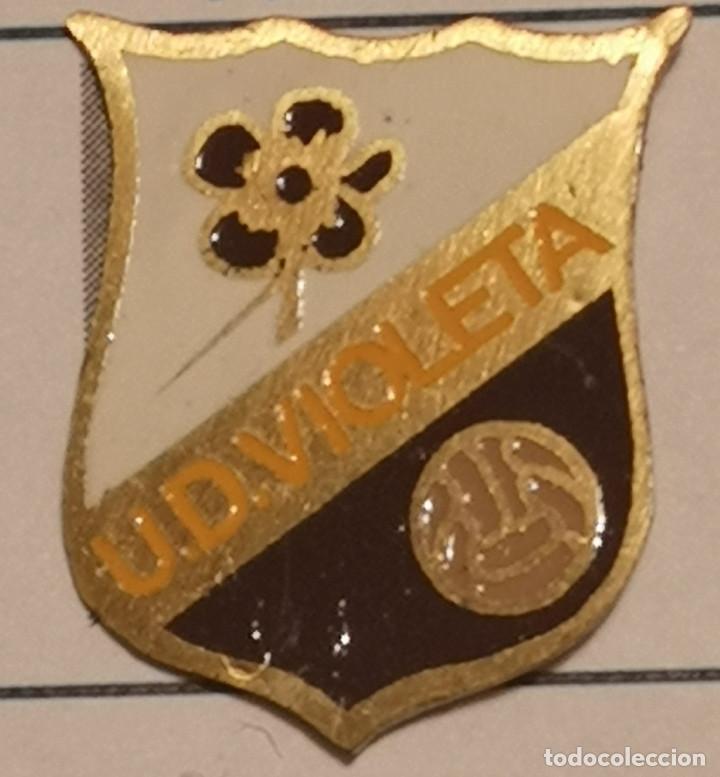 Collezionismo sportivo: PIN FUTBOL - BARCELONA - UD VIOLETA