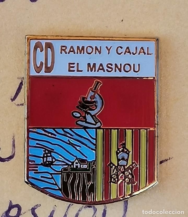 Coleccionismo deportivo: PIN DE F&Uacute;TBOL... CLUB DEPORTIVO RAM&Oacute;N Y CAJAL EL M&Aacute;SNOU... BARCELONA