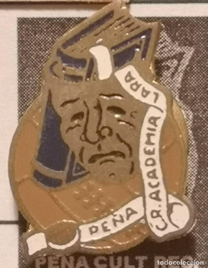 Collezionismo sportivo: PIN FUTBOL - BARCELONA - PE&Ntilde;A CULTURAL RECREATIVA ACADEMIA LARA - Solapa