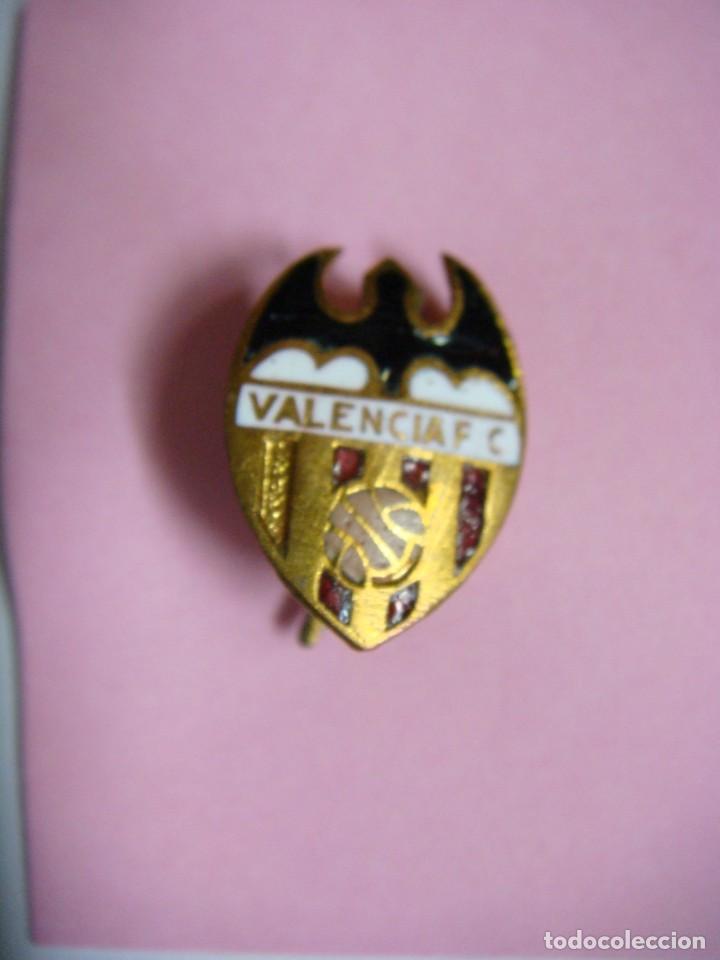 Coleccionismo deportivo: PINS DE ALFILER DE FUTBOL DEL VALENCIA C.F. ANTIGUO,CAJ-N&ordm;-47