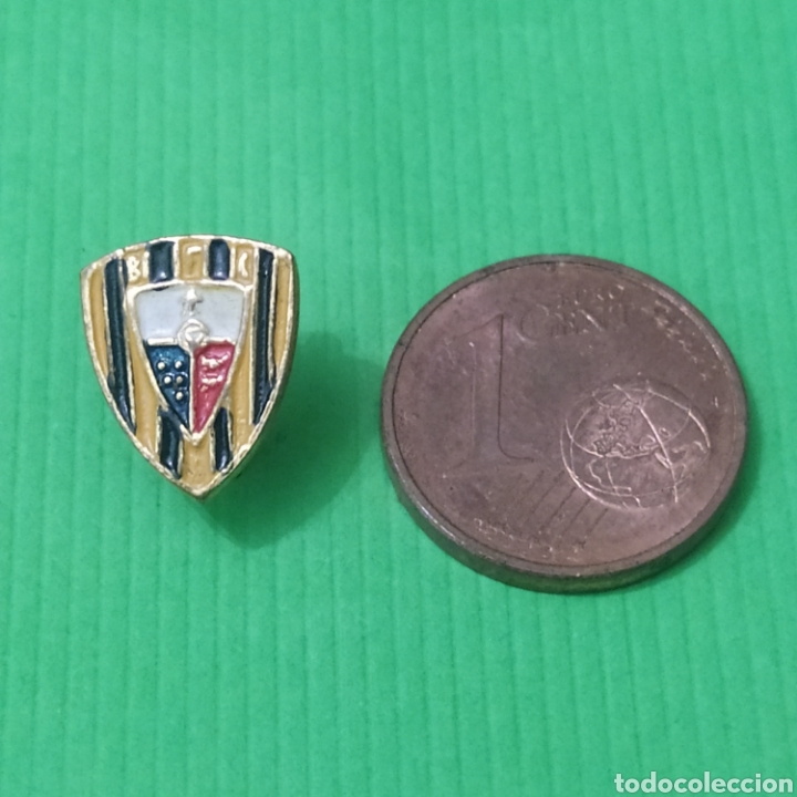 Coleccionismo deportivo: INSIGNIA DE FÚTBOL MINI DE ALFILER. BARAKALDO FC. BARAKALDO. VIZCAYA