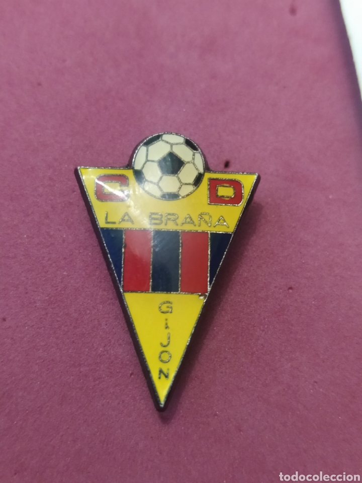 Sammelleidenschaft Sport: PINS DE F&Uacute;TBOL CD LA BRA&Ntilde;A GIJ&Oacute;N