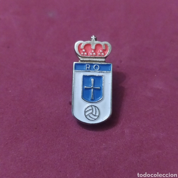 Sammelleidenschaft Sport: PINS DE F&Uacute;TBOL REAL OVIEDO ASTURIAS