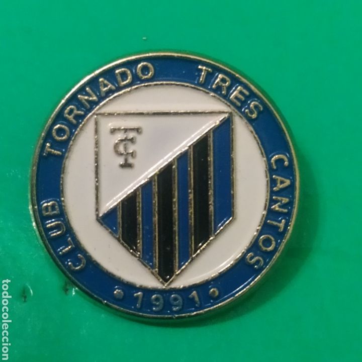 Coleccionismo deportivo: PINS DE F&Uacute;TBOL CLUB TORNADO TRES CANTOS. MADRID