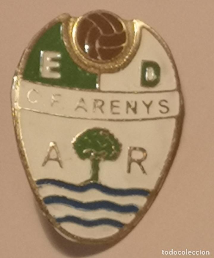 Collezionismo sportivo: PIN FUTBOL - BARCELONA - ARENYS DE MAR - CF ARENYS ED - Escudo de 1944