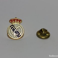 Coleccionismo deportivo: PIN ESCUDO REAL MADRID - AÑOS 90. Lote 309870608