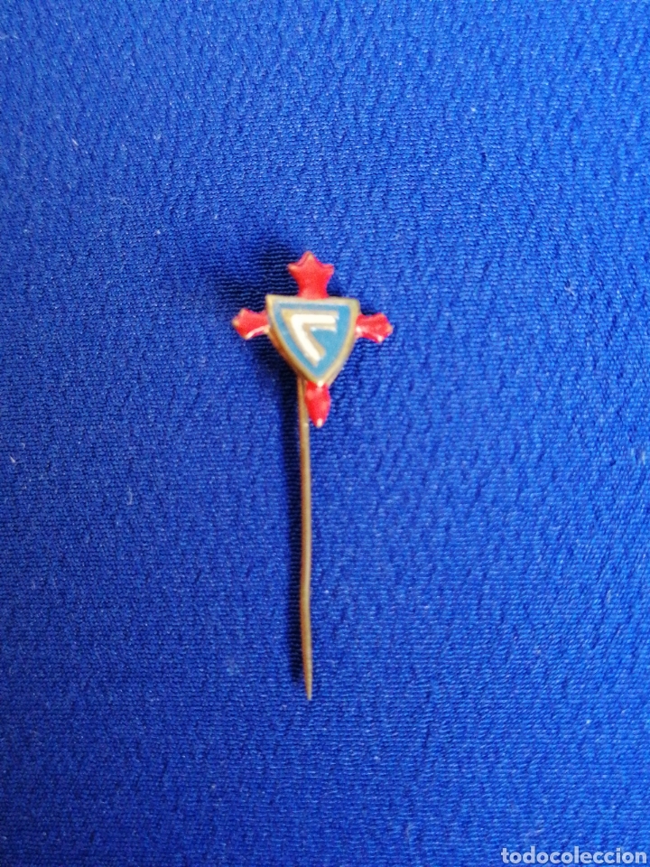 Coleccionismo deportivo: CELTA DE VIGO INSIGNA DE ALFILER ANTIGUA