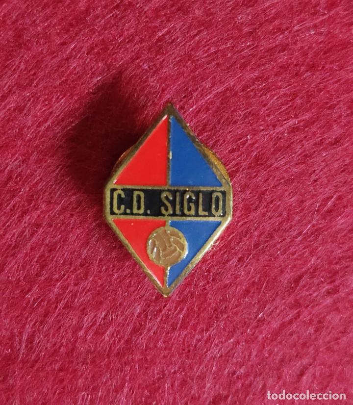 Coleccionismo deportivo: Antigua insignia pin de ojal o solapa futbol C.D siglo