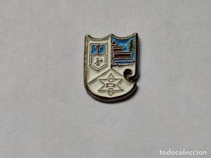 Coleccionismo deportivo: FUTBOL- PIN CLUB DEPORTIVO GALDAKAO DE VIZCAYA