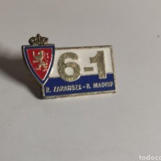 Coleccionismo deportivo: PIN 6-1 REAL ZARAGOZA - REAL MADRID. Lote 314673958