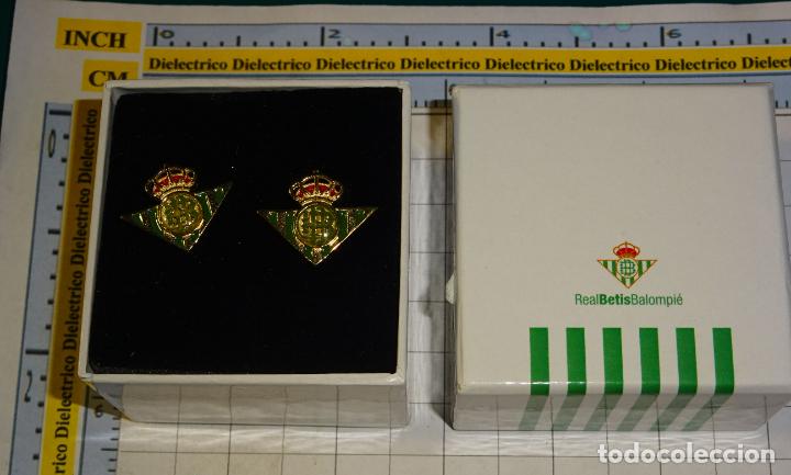 Collezionismo sportivo: PAREJA DE GEMELOS DEL REAL BETIS BALOMPI&Eacute; CLUB DE F&Uacute;TBOL. ESMALTE BA&Ntilde;O ORO.