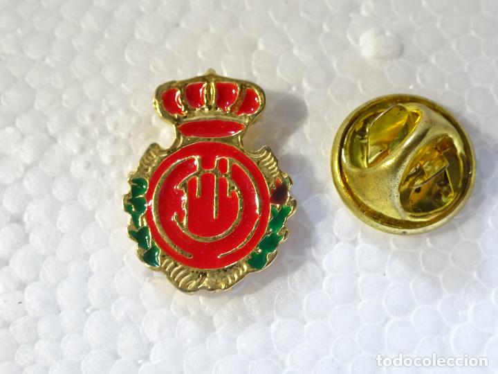 Collezionismo sportivo: PIN DE DEPORTES. F&Uacute;TBOL. REAL CLUB DEPORTIVO MALLORCA. CON MARCAJE. ESCUDO DEL EQUIPO