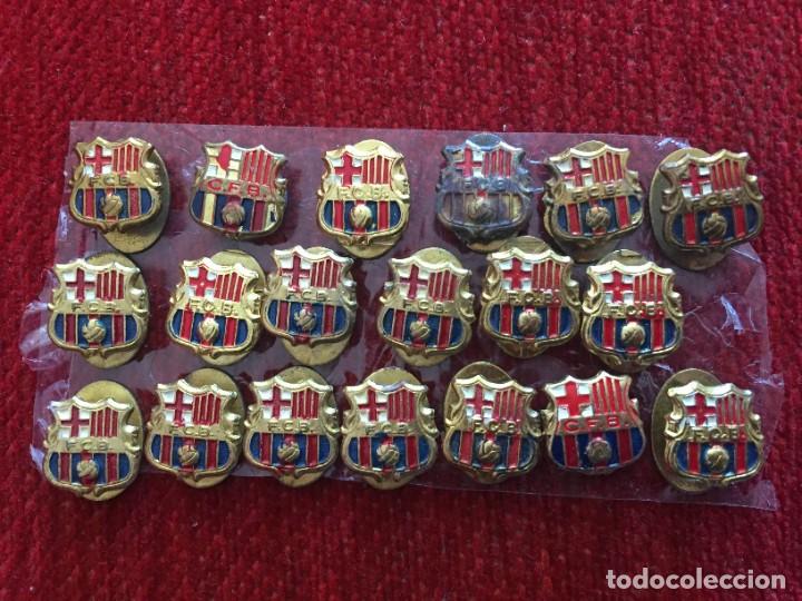 Coleccionismo deportivo: COLECCION DE 19 ANTIGUOS PINS DE SOLAPA DEL FUTBOL CLUB BARCELONA
