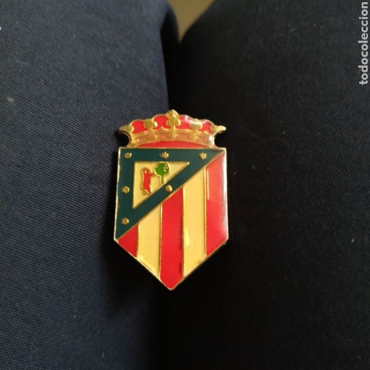 Coleccionismo deportivo: Pin raro del Atl&eacute;tico de Madrid escudo antiguo con corona