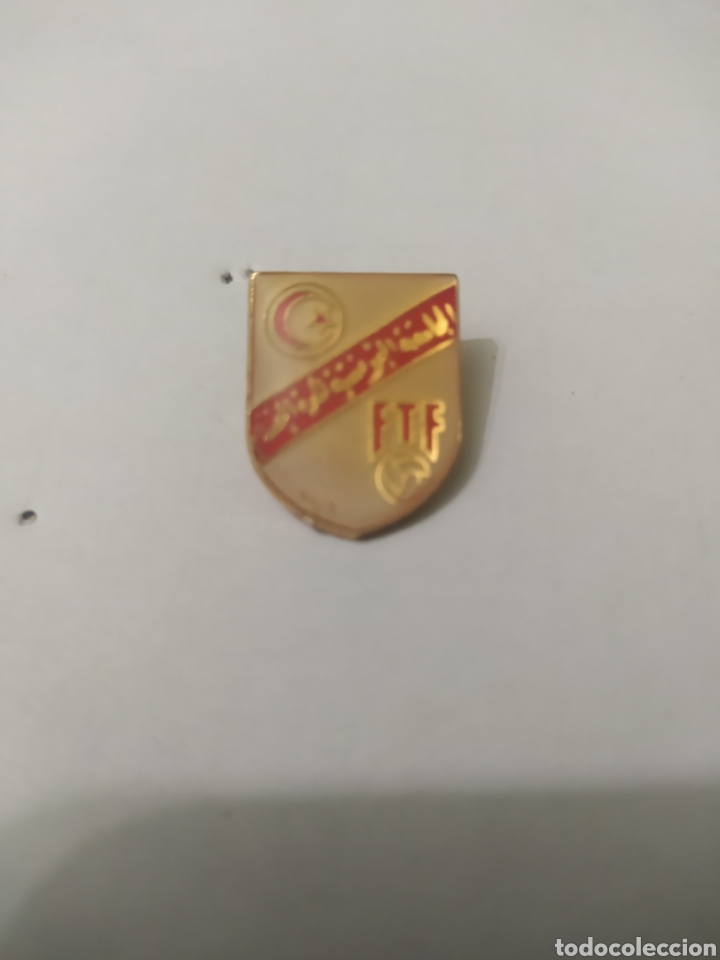 Coleccionismo deportivo: PINS DE F&Uacute;TBOL FEDERACI&Oacute;N T&Uacute;NEZ DE F&Uacute;TBOL.