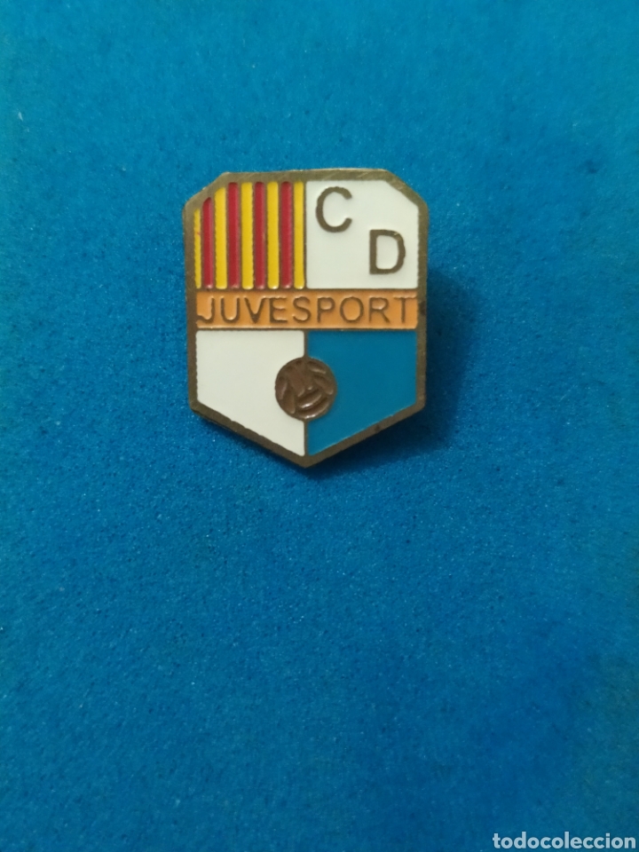 Coleccionismo deportivo: PINS DE F&Uacute;TBOL CD JUVESPORT . Matar&oacute;. BARCELONA